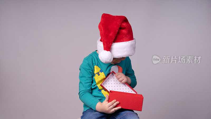 一个4-5岁的男孩正期待着圣诞节的到来