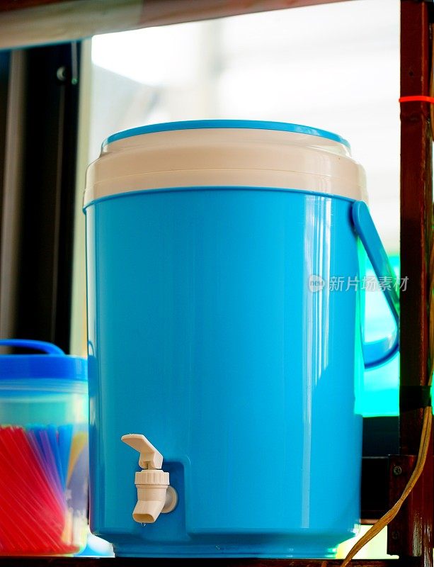 塑料冰桶装自来水