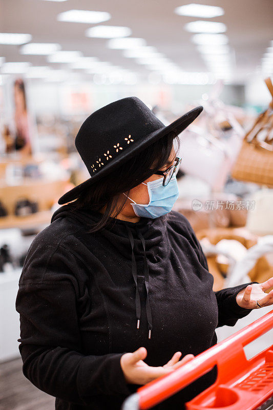 妈妈和宝贝女儿一起购物