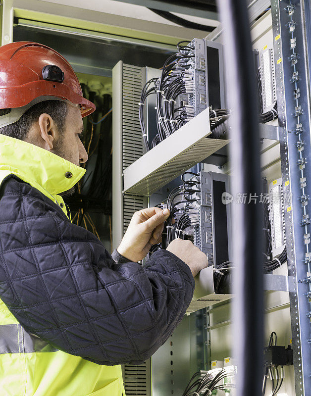 工程师检查电气室的电缆连接