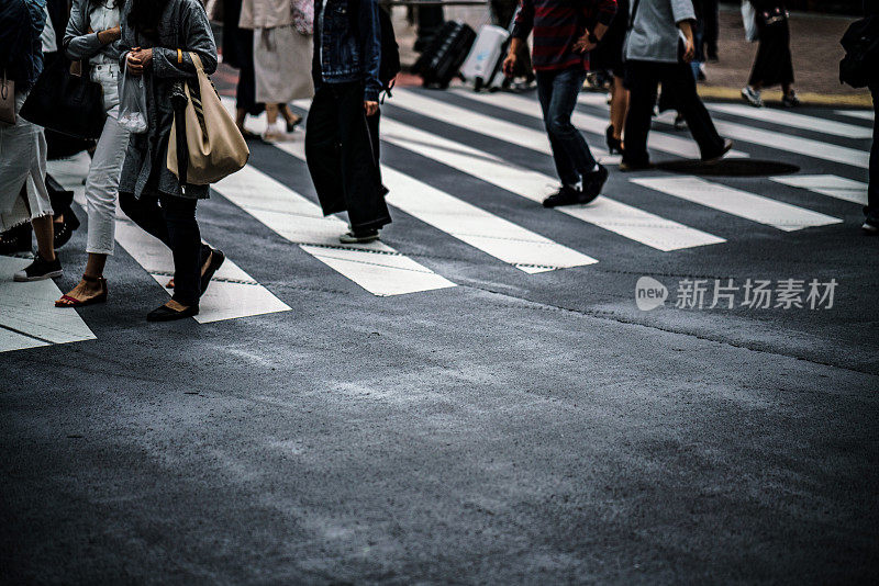 穿过城市街道的人们(日本东京涩谷路口)