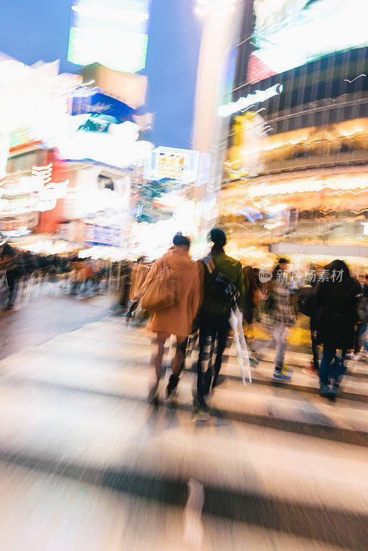 日本东京涩谷十字路口乘客的抽象图片。