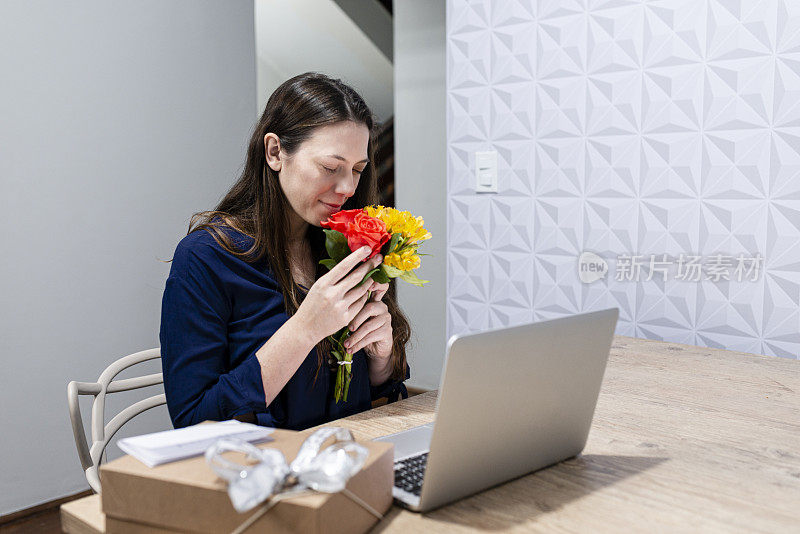 女朋友和男朋友通过视频通话，闻着花香