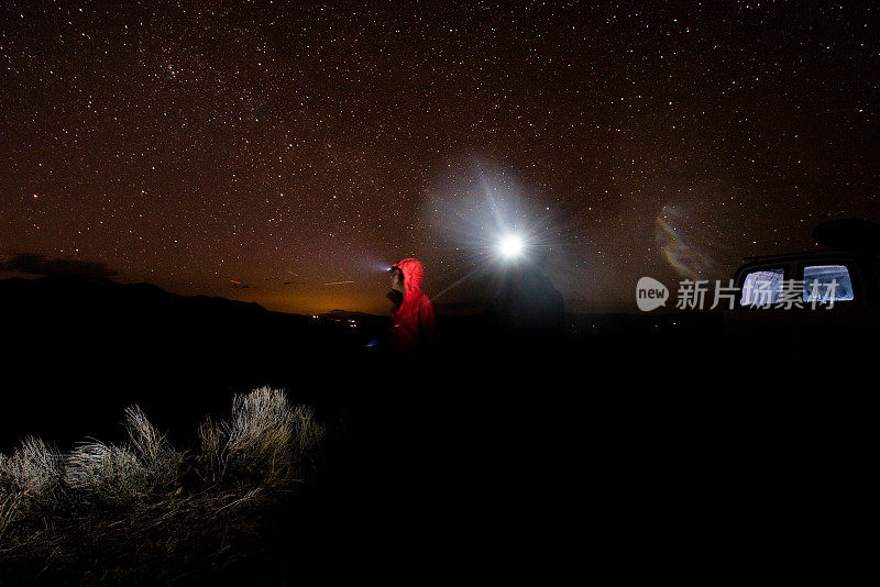 一对夫妇在山里进行公路旅行探险