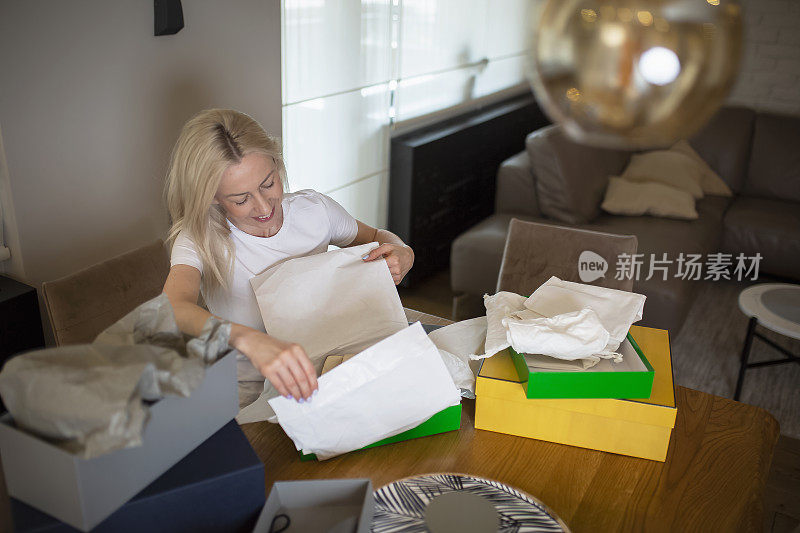 女人在家里拿着鞋打开盒子