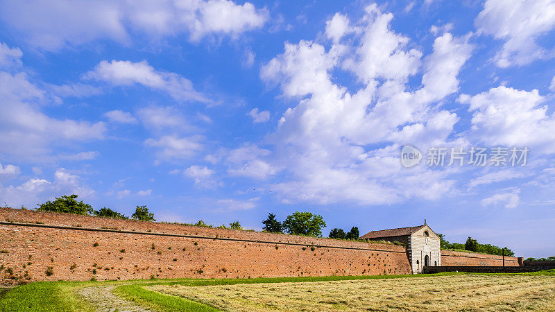 Sabbioneta，周围的墙和帝国门(伦巴第，意大利)