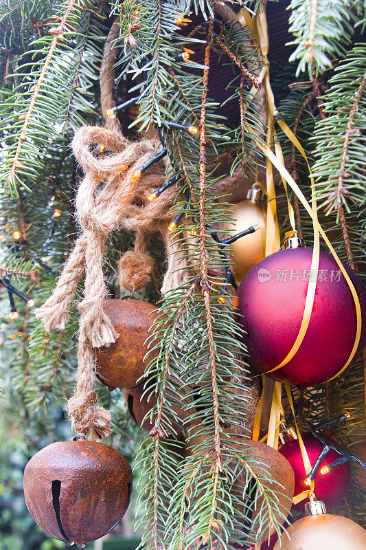用圣诞树球和铃铛装饰的乡村圣诞装饰