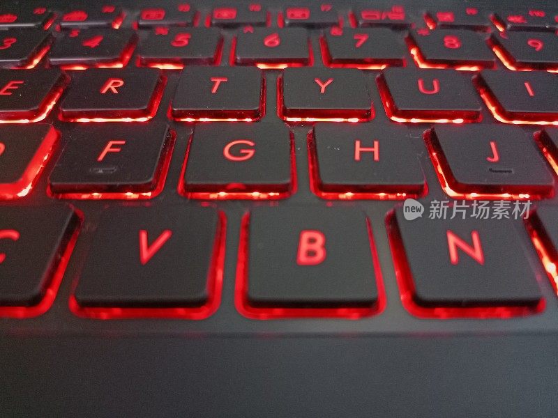 笔记本电脑键盘，红灯亮