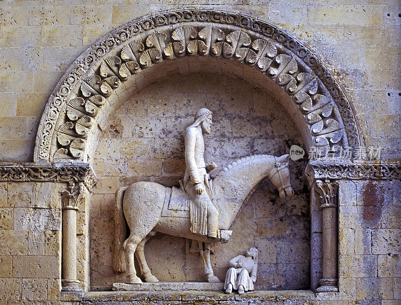 马和骑士浮雕在华丽的拱门，圣希莱尔教堂，梅勒，法国