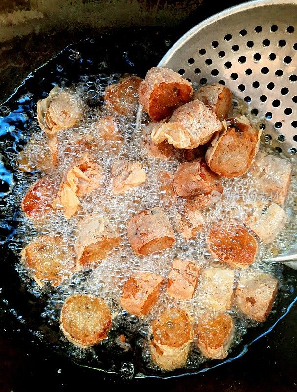 煎蟹卷-中式菜肴的准备。