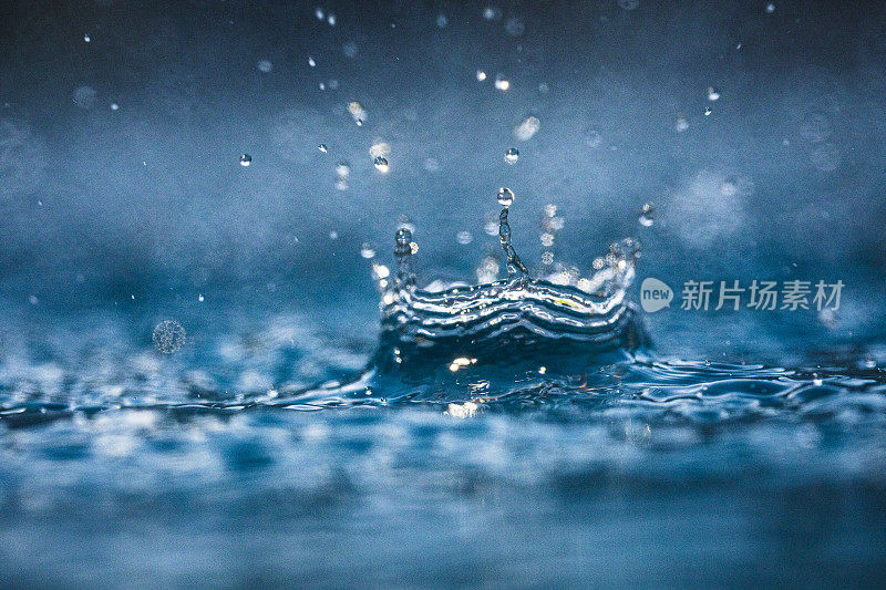 雨点溅到水面上