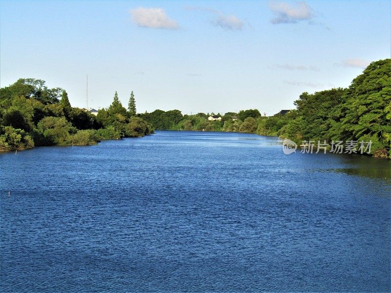 日本。8月。不是很有名，但是在我去成田机场的路上很漂亮的Shogen河。