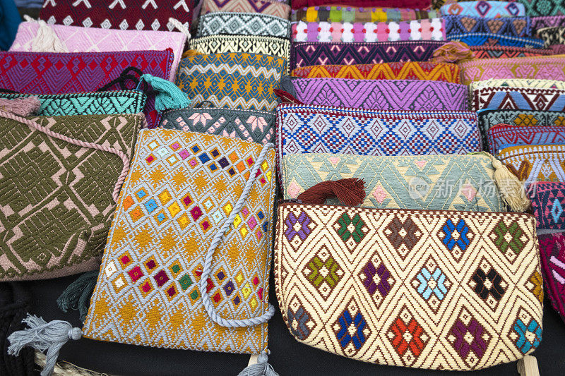 五彩缤纷的手工制作袋在市场上