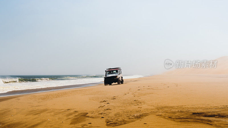 风景4X4汽车驾驶沙丘沿纳米比亚海岸