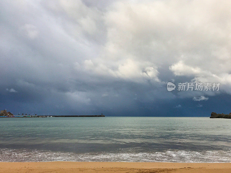 冬天的云在比斯开湾海面上