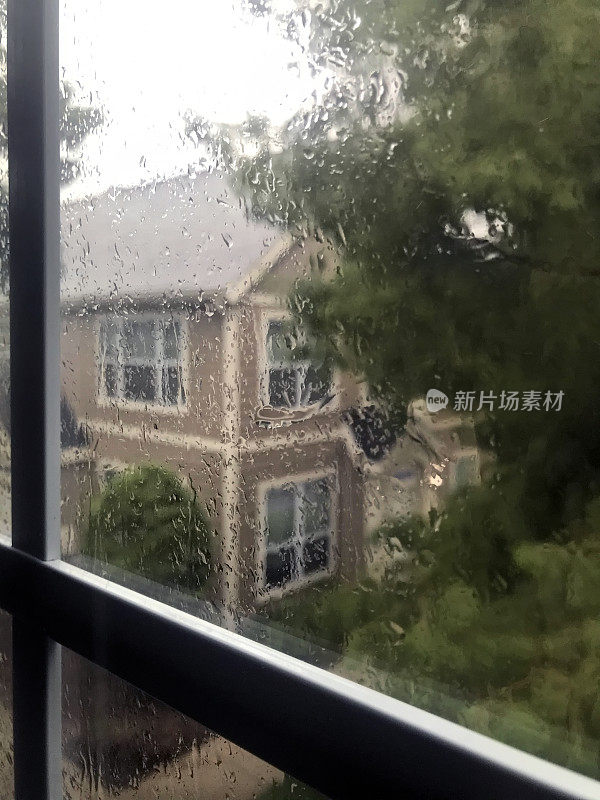 从客厅窗口看到的雨天景色