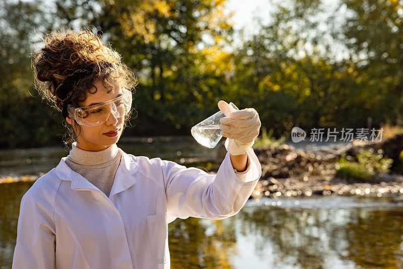 科学家检查水质