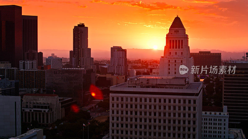 洛杉矶市政厅背后的戏剧性日落