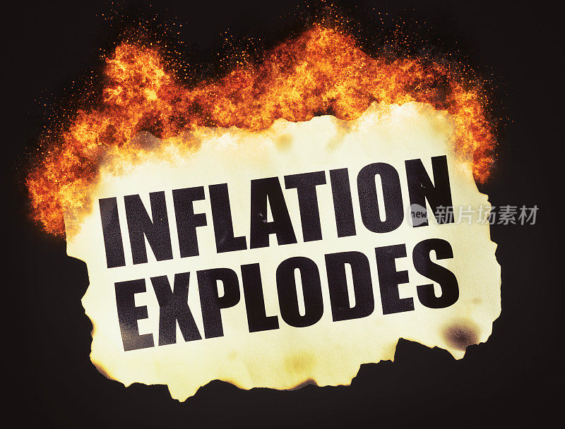 燃烧的报纸标题说，通货膨胀爆发，烧焦的边缘