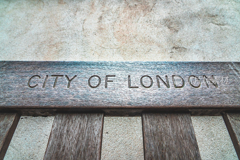 伦敦的旧木凳