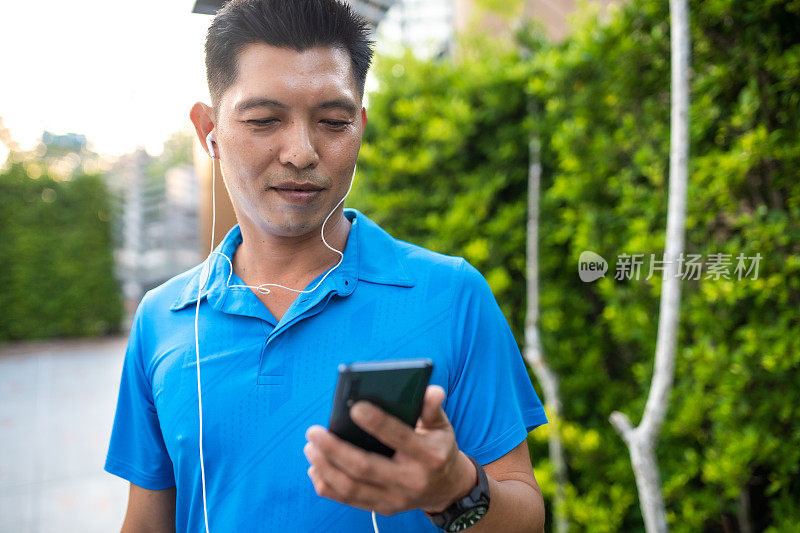 泰国人在日常生活中使用科技。听音乐。