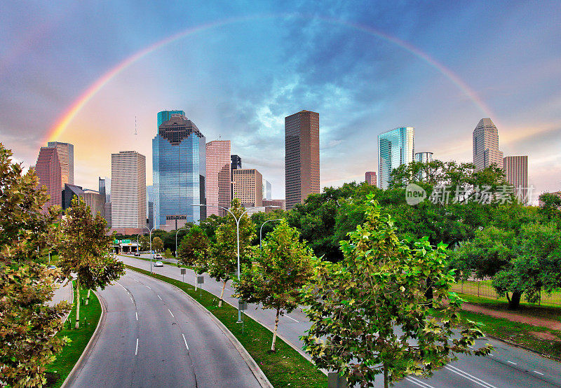 彩虹在休斯顿市中心，美国得克萨斯州