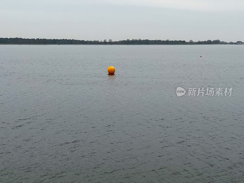 在雨天，德国林根市有一个名为“Speicherbecken”的湖。