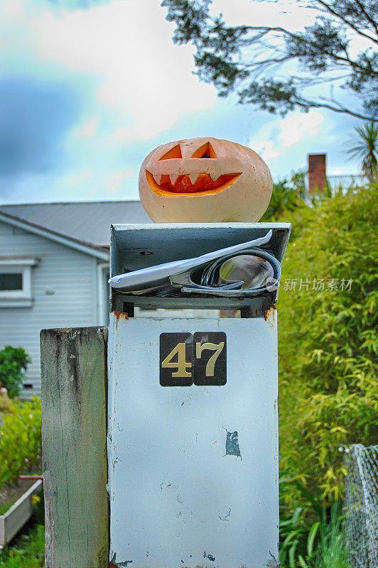 在新西兰一个村庄，万圣节的南瓜灯站在邮箱上