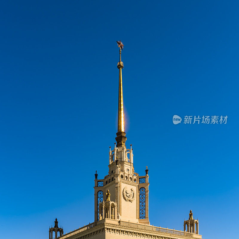 俄罗斯建筑上的金色尖顶，浮雕，五角星，和平鸽