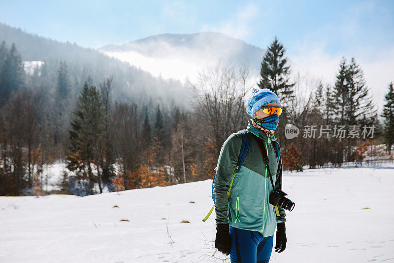 男人穿雪鞋在山顶上