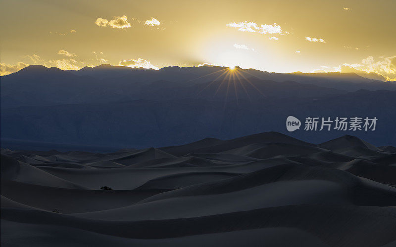 日落时死亡谷的沙丘景观。