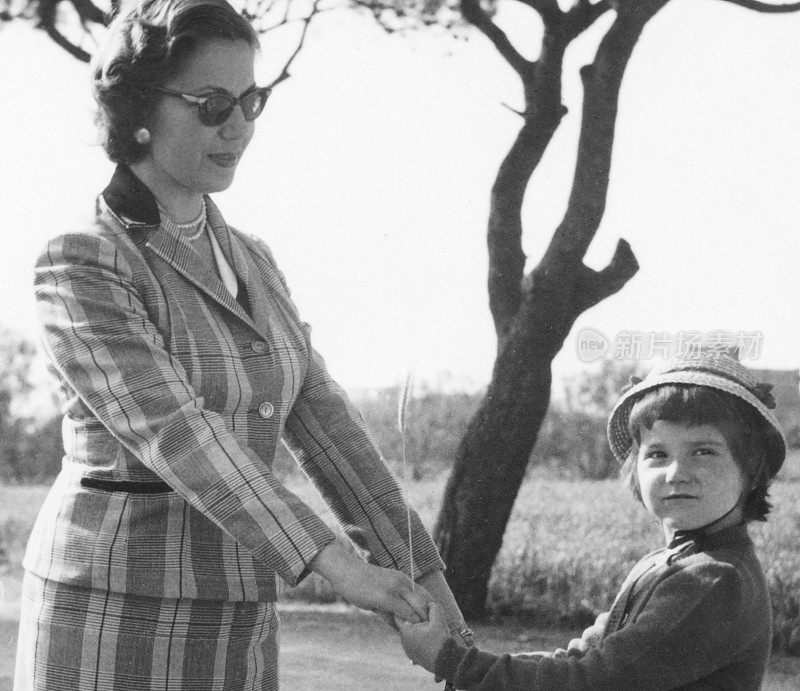 意大利一对母女在公园里，1955年。