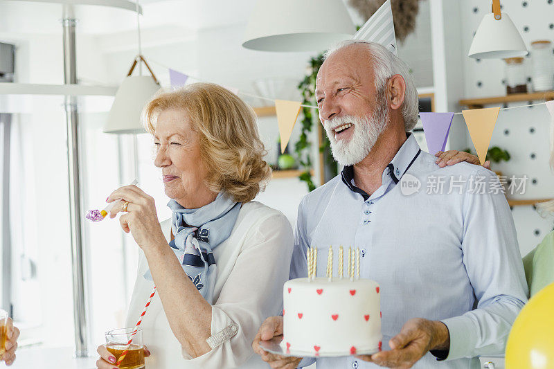 老年夫妇庆祝生日