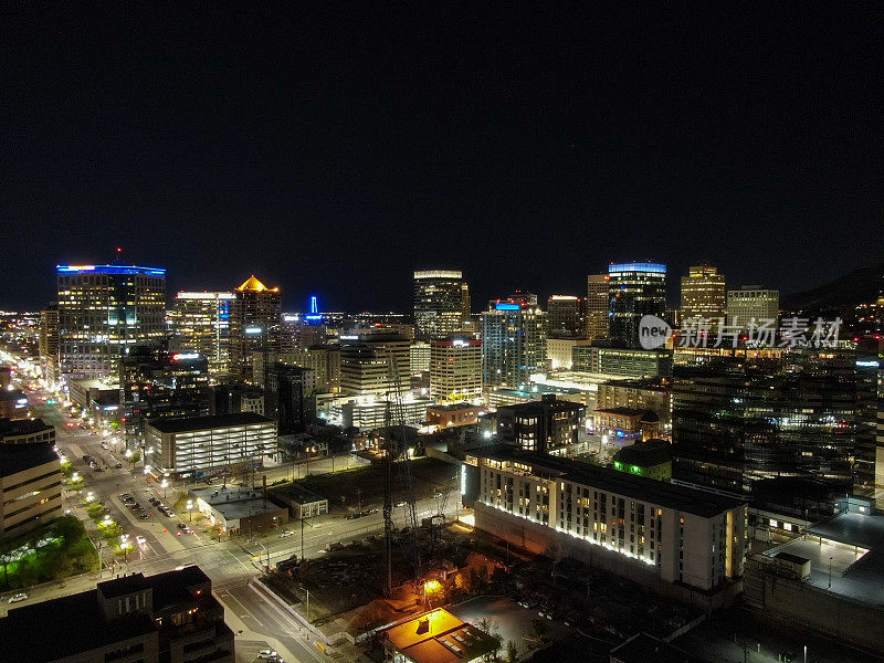 长曝光无人机拍摄的犹他州盐湖城市区夜间