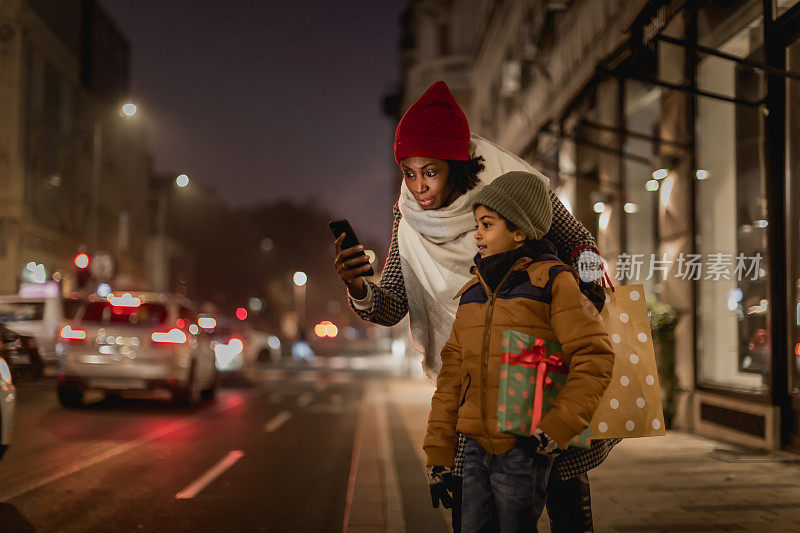 母子俩圣诞节购物后叫了一辆出租车