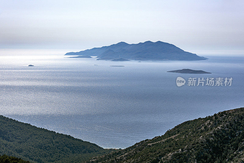 一棵松树，山，海和岛屿从罗德岛，希腊