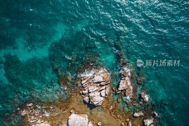 鸟瞰爱琴海的岩石海岸线