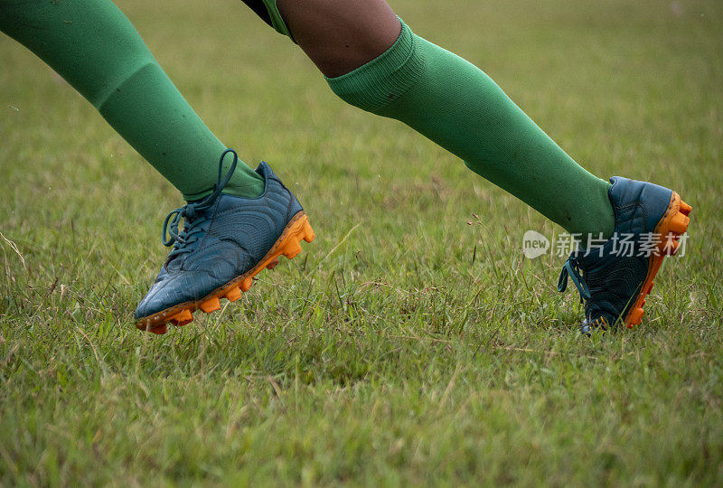 足球运动员穿着足球鞋跑步