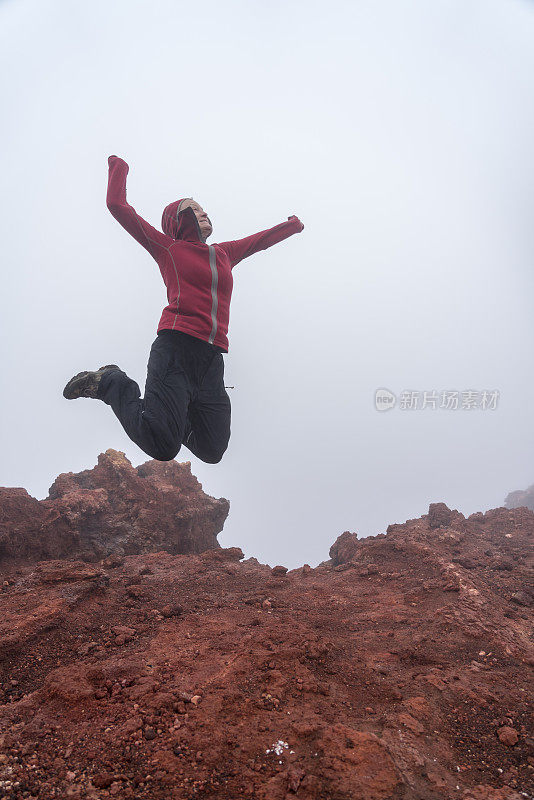 韦斯特曼群岛埃尔德费尔火山爆发时，妇女们在火山岩上跳跃