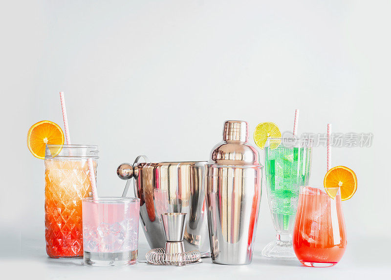 五彩缤纷的夏天长饮料和鸡尾酒吧工具在各种杯子与纸吸管和柑橘类水果