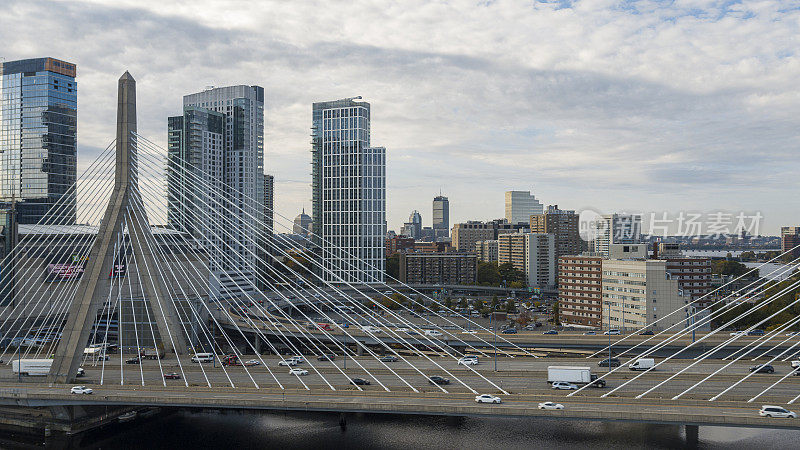 波士顿著名的地标——马萨诸塞州波士顿的伦纳德·p·扎基姆邦克山纪念桥，交通繁忙。背景是现代公寓。