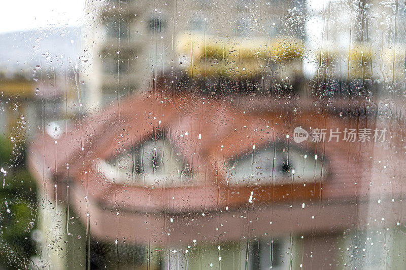 雨点落在窗外的玻璃上