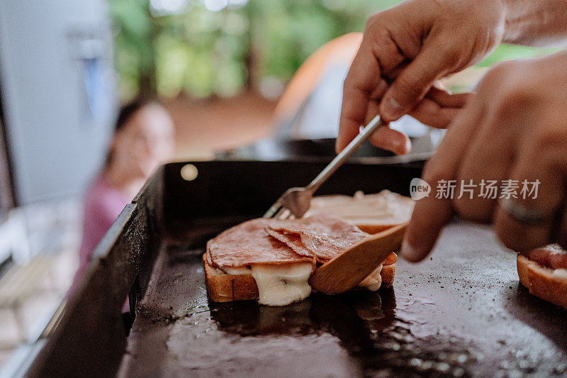 和朋友乘坐房车旅行