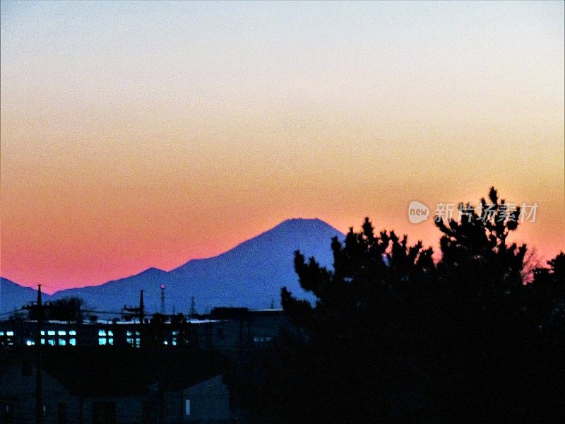 日本。2月。夕阳下的富士山。