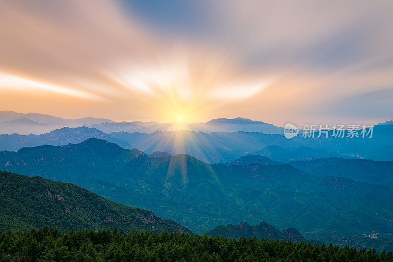 山顶上壮观的日落，从山顶上透过云层看到的美丽景色