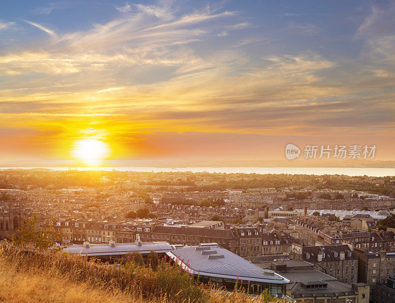 爱丁堡日落空中天际线从卡尔顿山与北海景色，英国