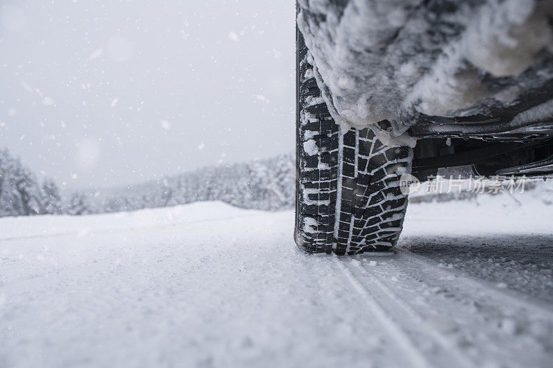 雪路上被雪覆盖的轮胎。