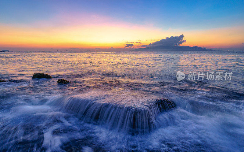 芽庄海滩上的海浪