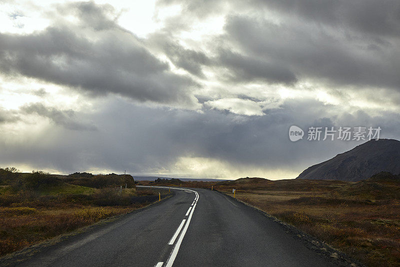 冰岛北部秋天的环城公路和云景