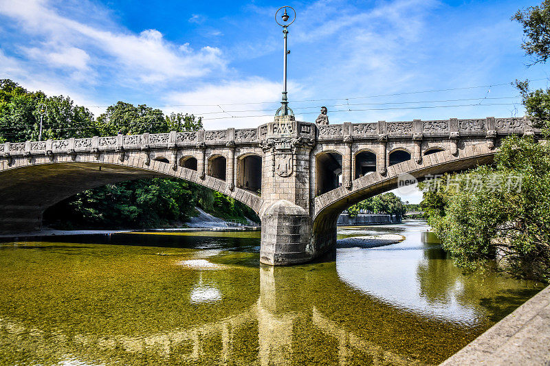 德国慕尼黑宏伟的马克西米利安桥
